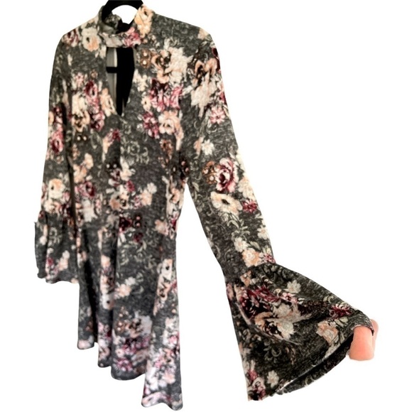 Francesca's Bell Sleeve Gray Floral Shift Dress Keyhole Back w/Neck Bow Size S - Picture 7 of 11